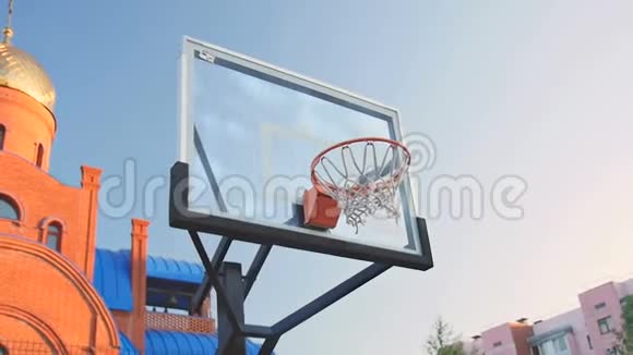 球进入篮篮篮球视频的预览图