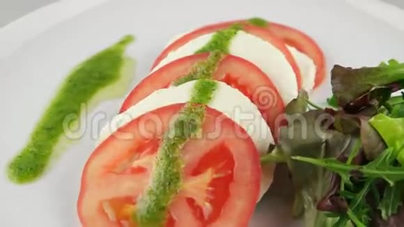 新鲜沙拉和西红柿马拉和阿鲁古拉视频的预览图