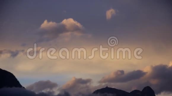 夕阳天空中快速移动的云视频的预览图