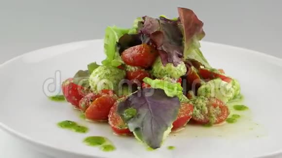 带樱桃西红柿和马扎里拉的沙拉视频的预览图