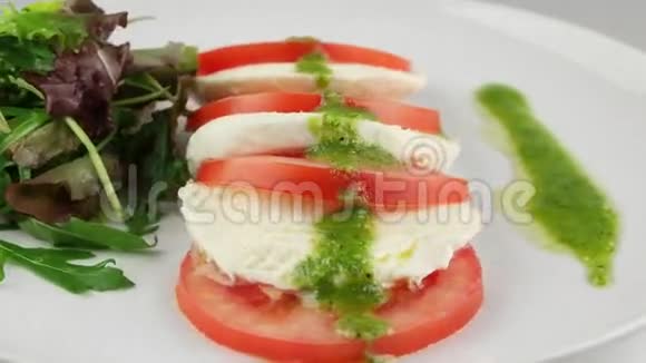 新鲜沙拉和西红柿马拉和阿鲁古拉视频的预览图
