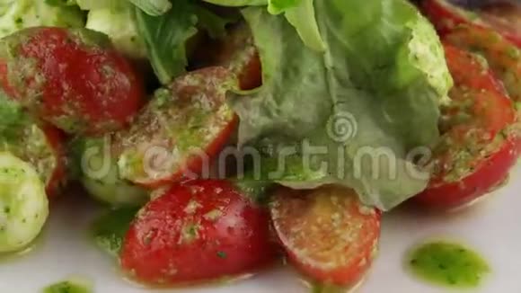 带樱桃西红柿和马扎里拉的沙拉视频的预览图