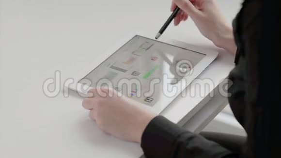 女孩用平板电脑快速工作在电脑上工作视频的预览图
