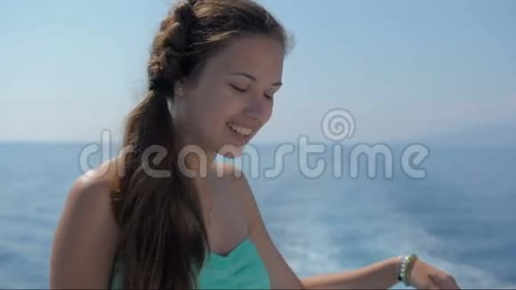 船甲板上美丽的少女视频的预览图