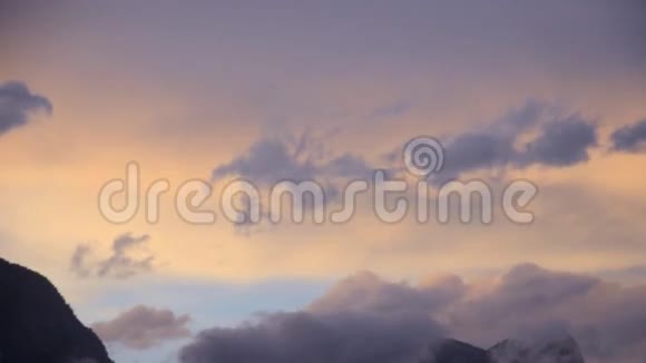 夕阳天空中快速移动的云视频的预览图