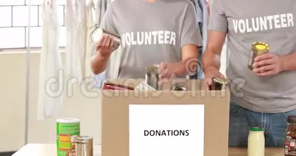 志愿者团队看食物捐赠视频的预览图