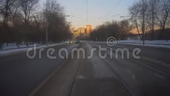 乘坐现代有轨电车穿过城市街道视频的预览图