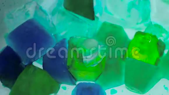 融冰时间流逝融化的彩色冰块视频的预览图