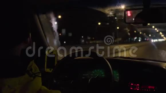 开车的人城市通过挡风玻璃视频的预览图