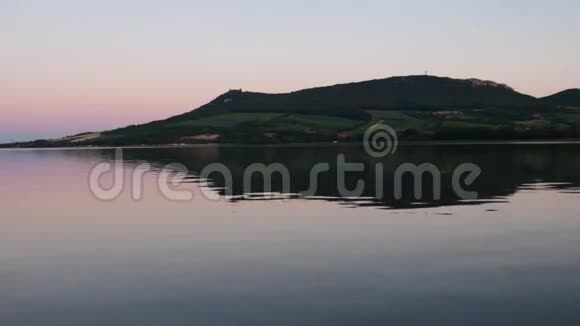 夏日湖旧渔船全景日落景色视频的预览图