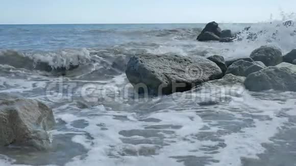 海滩风暴山石强浪水自然景观慢视频视频的预览图