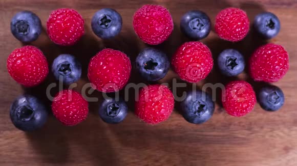 覆盆子和蓝莓浆果接近健康的营养停止运动视频的预览图