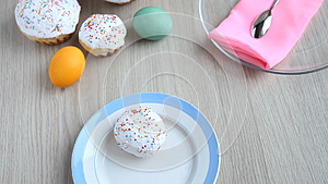 在节日的桌子上有彩蛋和复活节蛋糕视频的预览图