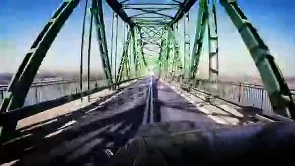 对比镜头汽车在桥边过河视频的预览图