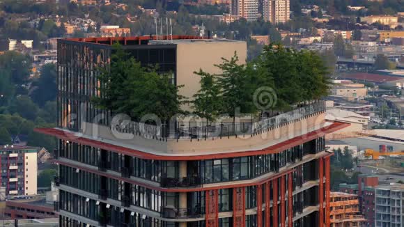 城市高层有树木的公寓楼视频的预览图