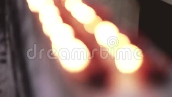 印度传统的油灯象征光明的蔓延和黑暗的终结视频的预览图