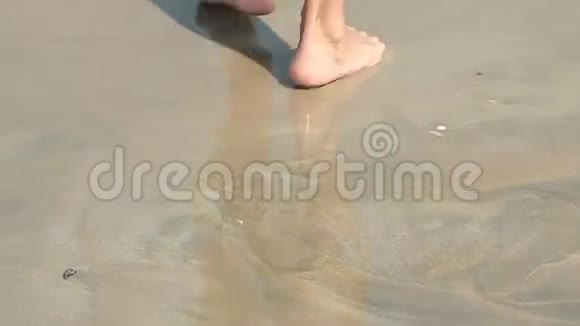女孩在沙滩上散步留下脚印视频的预览图