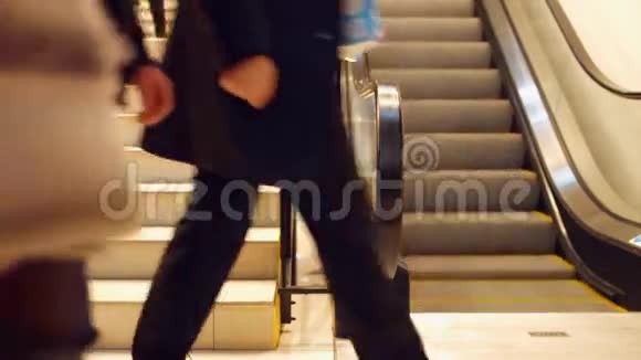 购物中心的人在移动自动扶梯4K30fpsPros视频的预览图
