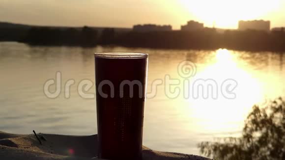 夏天日落时分在湖畔喝杯热咖啡视频的预览图