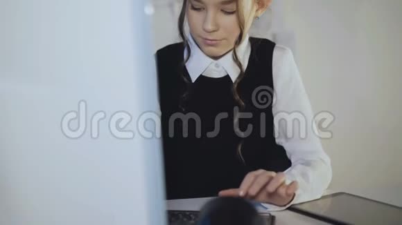 漂亮的女学生在电脑公司工作热情4K视频的预览图