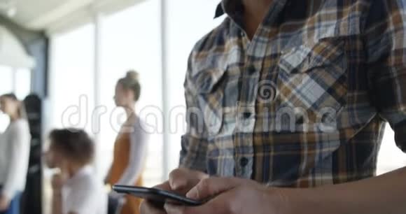 亚洲男性商务主管使用手机现代办公视频的预览图