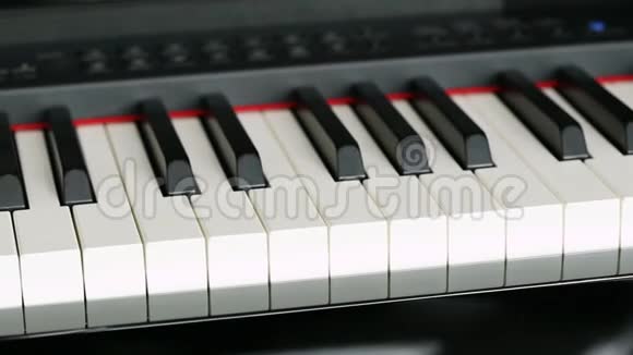 黑色电子琴配钢琴琴键视频的预览图