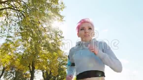 在郊区长着粉色头发的年轻女士故障视频的预览图