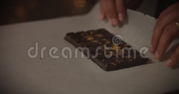 混血巧克力为礼物准备巧克力视频的预览图