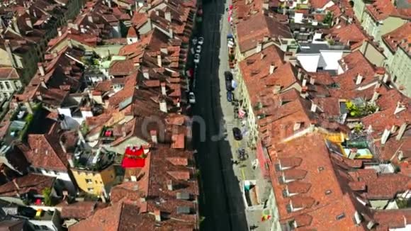 瑞士伯尔尼老城一条街的鸟瞰图视频的预览图