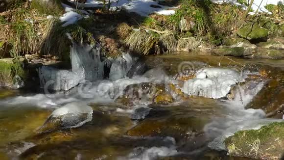 山河上的瀑布缓动视野清澈清新自然冬天的晴天视频的预览图