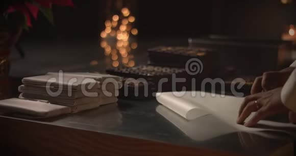 混血巧克力为礼物准备巧克力视频的预览图