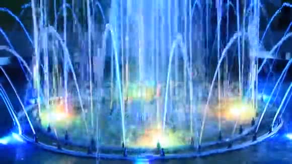 城市公园的彩色喷泉五颜六色的水柱视频的预览图