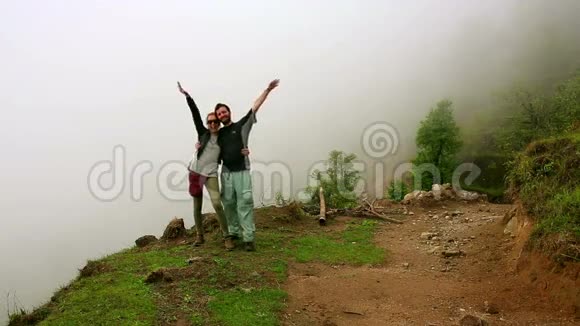 在喜马拉雅山上摆姿势的旅游情侣视频的预览图