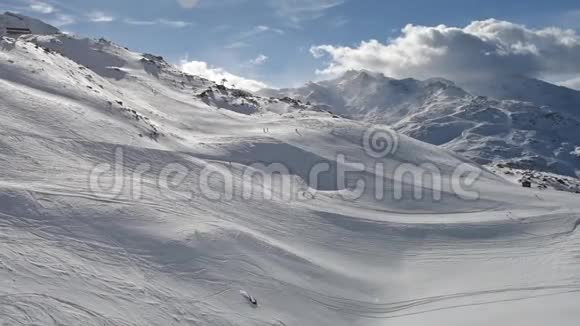 活塞上的滑雪者下山视频的预览图