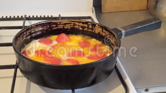 锅里放着西红柿炒鸡蛋视频的预览图