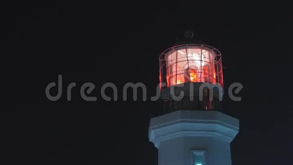 夜间有红灯的灯塔中镜头视频的预览图