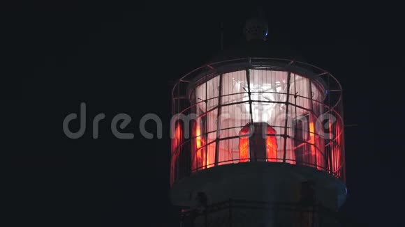 夜晚有红灯的灯塔近距离拍摄视频的预览图