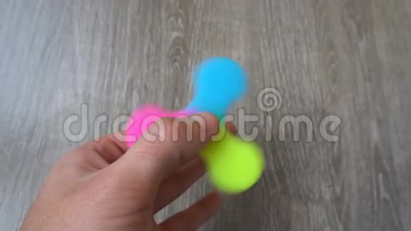 玩五颜六色的菲吉特旋转玩具旋转手视频的预览图