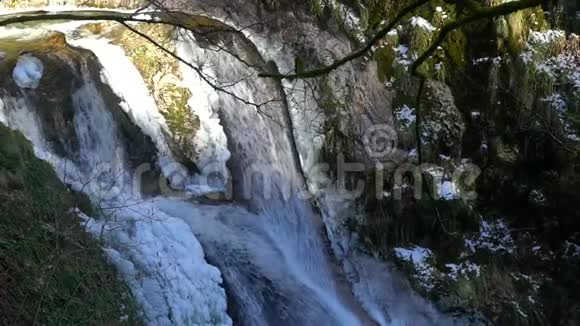 山河上的瀑布缓动视野清澈清新自然冬天的晴天视频的预览图