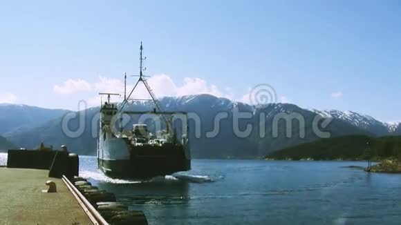 观货船浮江到港山自然景观夏日晴天视频的预览图