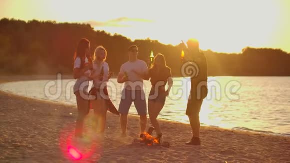 在沙滩上的篝火旁跳舞视频的预览图