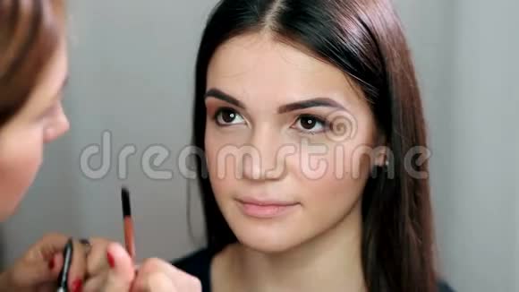 化妆师在模特上应用化妆视频的预览图