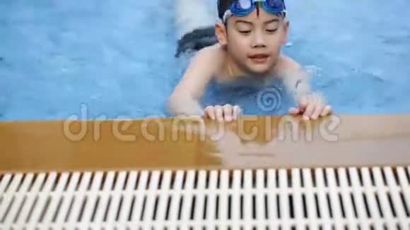 小亚洲可爱的男孩和她妈妈一起练习游泳亚洲家庭视频的预览图