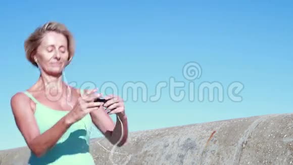 适合年长的女人停下来跑着换音乐视频的预览图