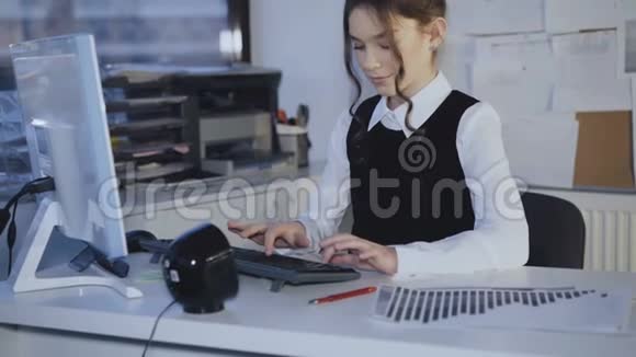 漂亮的女学生在电脑公司工作热情4K视频的预览图