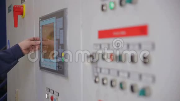 控制柜显示在发电厂工厂的电气变电站视频的预览图