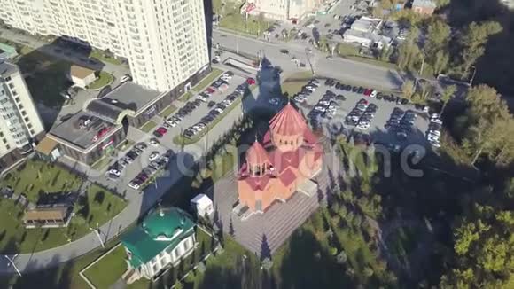 城市基督教会的俯视图录像城市环境中的圣殿观视频的预览图