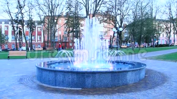 城市公园的彩色喷泉五颜六色的水柱视频的预览图