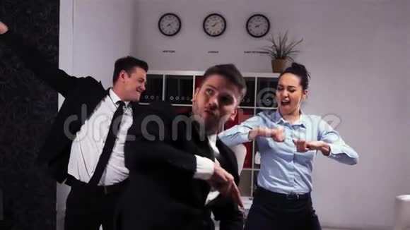 疯狂快乐的商人跳舞视频的预览图