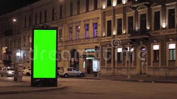 夜城街建筑物绿色广告屏幕冲洗交通灯空空视频的预览图